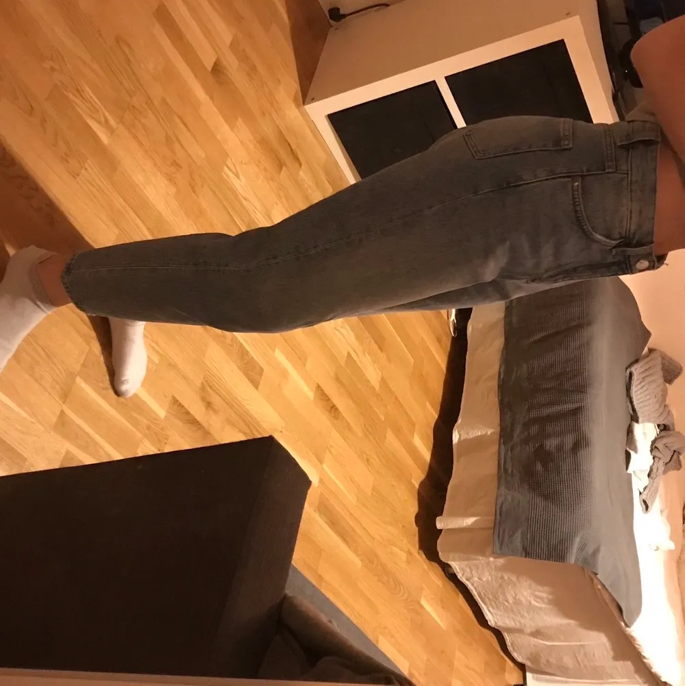 Mom jeans från monki. Använda 2 gånger dåd e är för stora och inte min stil. 100kr+frakt. Köparen står för frakten, kan mötas upp i Stockholm.. Jeans & Byxor.