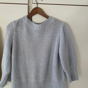 Short Puff Sleeve Knitted Sweater - Super söt blå stickad tröja med puff armar!! Den har tyvärr int kommit till användning så den är i bra skick💕 den är en XS men pass definitivt S oxå. Köparen står för frakten