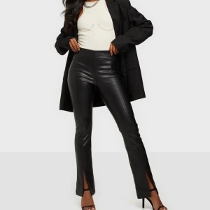 Split PU byxor  - Använder aldrig då dem är lite för små. Från Sisters Point köpta på Nelly. Strl 36. Nypris 499kr