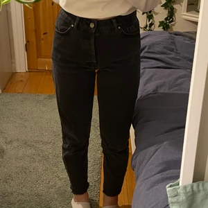 Mom jeans från bikbok - Säljer dessa snygga mom jeans från bikbok eftersom att jag inte längre får användning av dem. Väl använda och är mer åt det svart/gråa hållet! Det finns ett hål i ena bakfickan som kan ses på sista bilden men det går endast genom fickan och inte själva byxan. Annars är de fortfarande jättefina✨