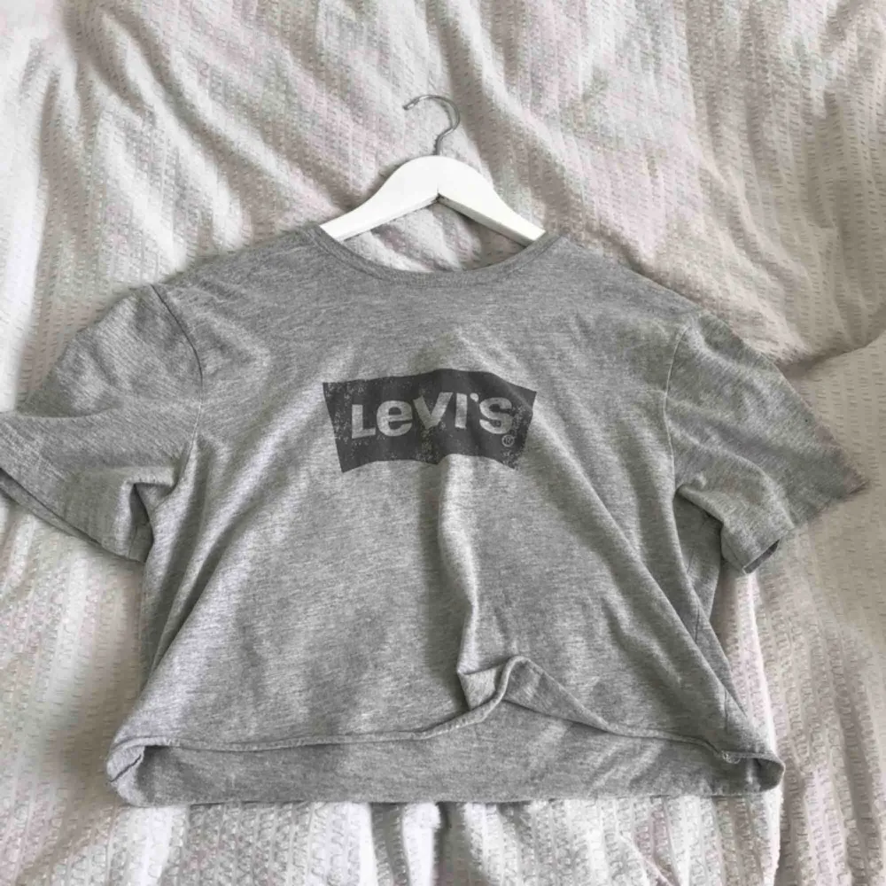 Enkel croppad t-shirt från Levis. Knappt använd.. T-shirts.