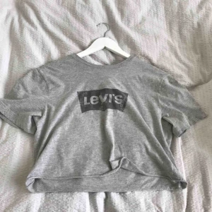  - Enkel croppad t-shirt från Levis. Knappt använd.