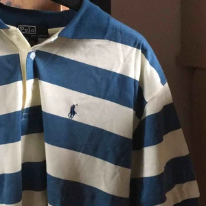  - 💛 Säljer en randig, retro ralph lauren piké-tröja! Nästan aldrig använd och är i väldigt bra skick. Frakt på 40kr tillkommer :) 