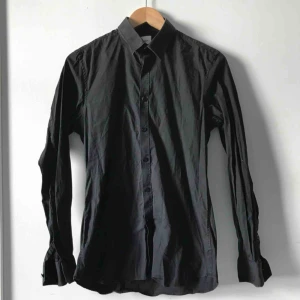  - Svart skjorta slim fit