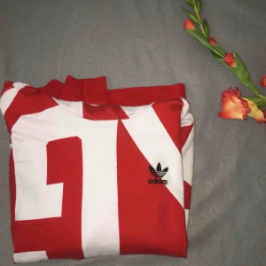  - Hoodie från Adidas. Köpt för mer än dubbelt så mycket, och frakt tillkommer. Pris på ALLA saker jag säljer kan diskuteras.