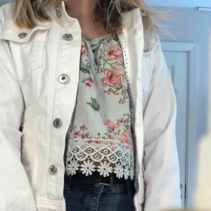  - En vit jeansjacka /sommarjacka  med lite blåa prickar inuti aldrig använt 