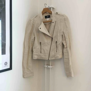  - Jacka i tyg från H&M conscious collection. Legat långt i i garderoben därav alla skrynklor! Fraktas med Postnord och köparen står för frakt 👗