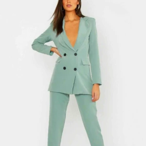  - Säljer denna kostym från Boohoo. Helt oanvänd o kvar i paketet, säljer pga inte min stil. 🌸😊