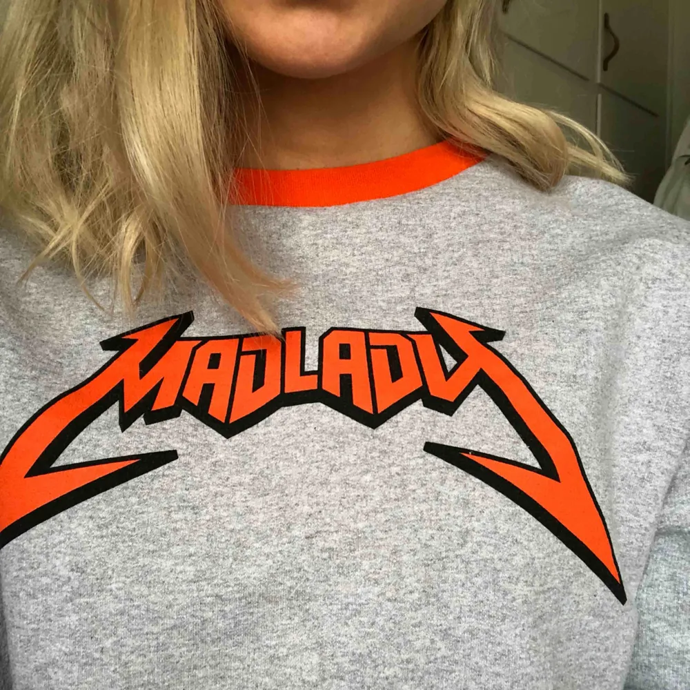 Sweatshirt från Lisa Anckarman X madlady 🧡 Ganska oversized i modellen! Köpare står för frakt 🥰. Tröjor & Koftor.