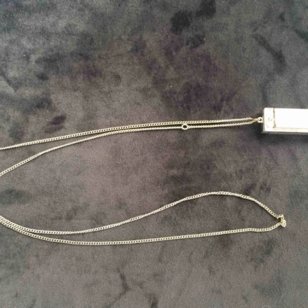 Halsband med munspel (ej fungerande) från Monki. Accessoarer.
