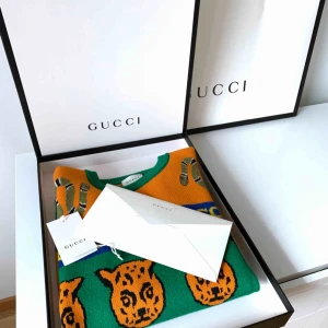  - Säljer en helt ny och oanvänd tröja från Gucci. Fantastisk ullblandad kvalité. Passar en klassisk XS. (Jag är 163 cm och vanligtvis storlek 34).  Mått: Arm: 54 cm Bröst: 44 cm Längd: 60 cm. Kartong och påse medföljer självklart.