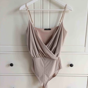  - Beige body från Boohoo. Otroligt fin till sommaren. Använd två gånger. Köparen står för frakt. Kan även mötas upp i Helsingborg. 