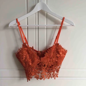  - Orange bralette/crop top i spets från Missguided. Aldrig använd. Köparen står för frakt. Kan även mötas i Helsingborg. 