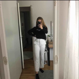  -  Jättefina vita zara byxor i tunt ”luftigt” tyg, utsvängda nedåt och är typ som tre kvarts byxor i längden. nästan aldrig använda. 