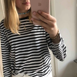  - Randig tröja från Monki. I bra skick.  Köparen står för frakt. Möts upp i Centrala Stockholm 