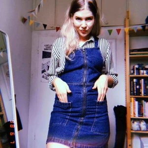  - Hängslekjol i jeanstyg från monki. Så fin men sitter lite för tight på mig. 150 kronor men priset kan diskuteras. Jag bjuder på frakten!