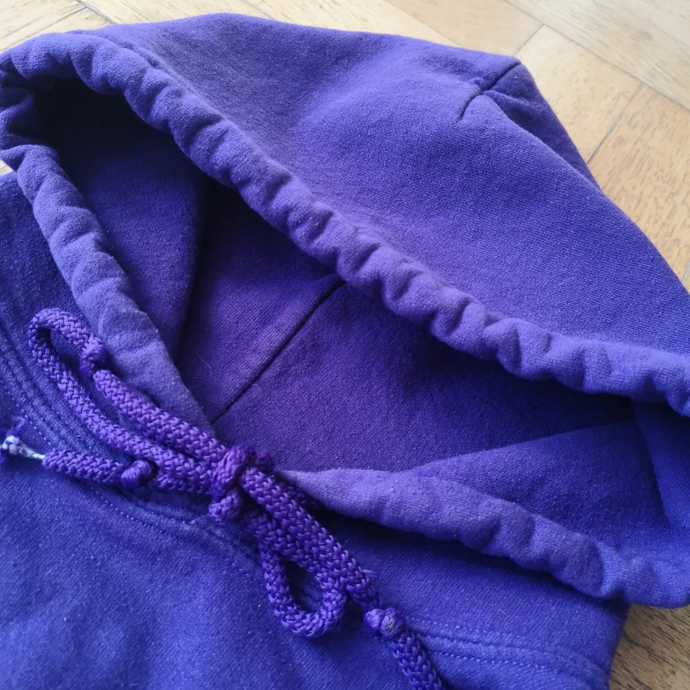 Lila hoodie (mer lila än vad bilden visar) säljer på grund av storleken. Den är i gott skick 💜. Hoodies.
