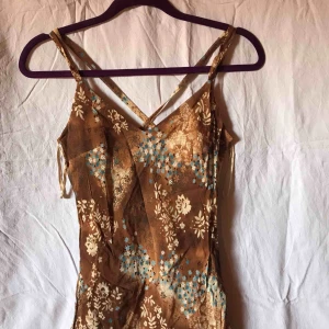  - Jätte snygg klänning passar utmärkt bra till sommaren  Har köpt den i Grekland för 66.50€  Priset kan diskutera  Frakten ingår   