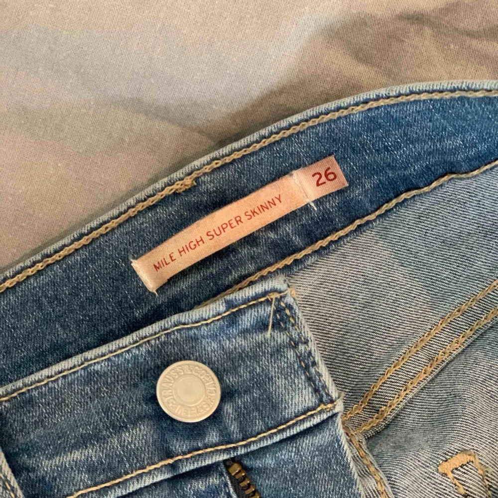 Blå jeans från Levi’s. Uppsydda till min längd (163 cm) Sparsamt använda . Jeans & Byxor.