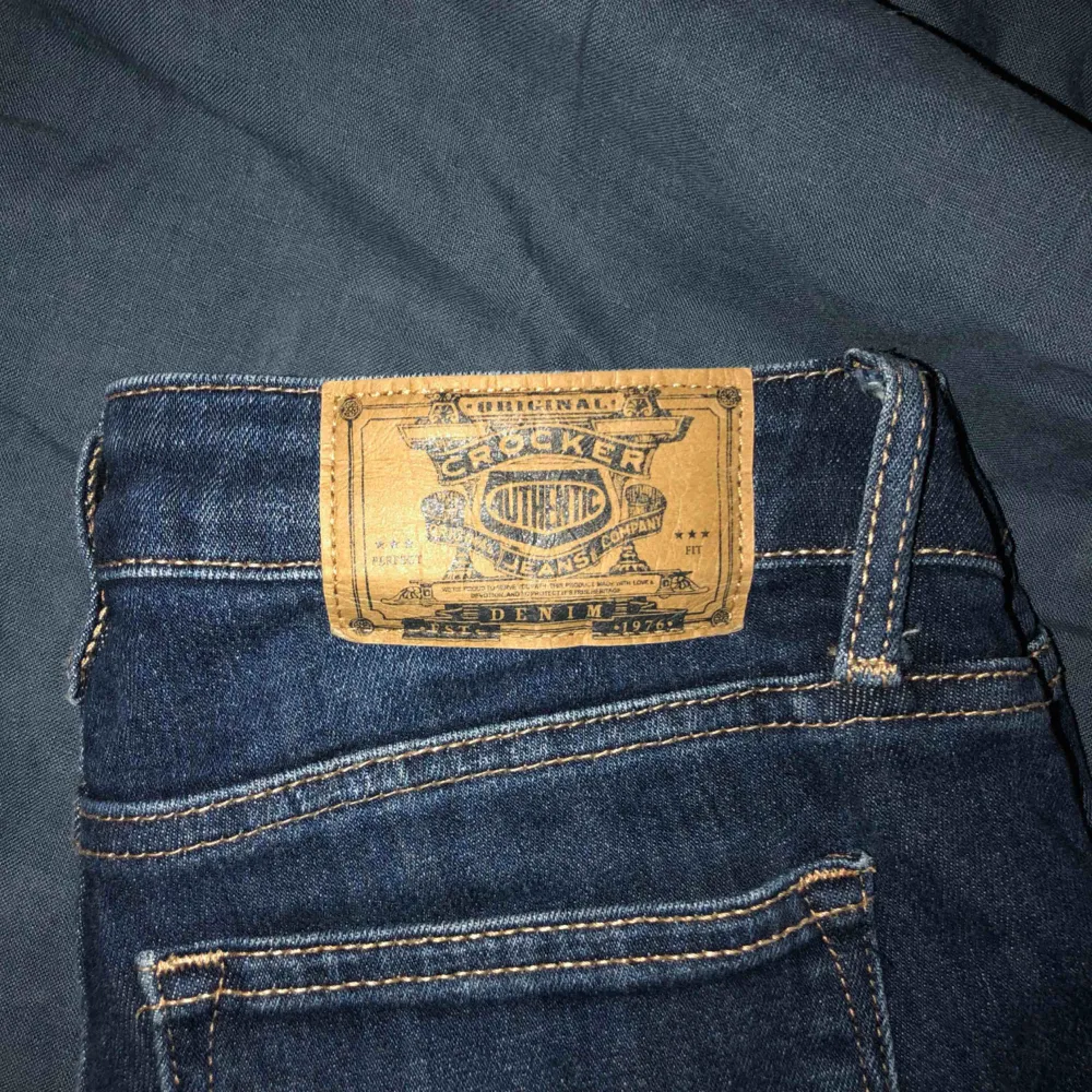 Säljer dessa super sköna lågmidjade jeans från Crocker då dem inte riktigt är min stil längre! Är 27 i midjan och från början 28 i längden men har klippt av dem pga lite kortare ben! (Är 162) 👖 Köparen står för frakten, frakt 59kr. Jeans & Byxor.