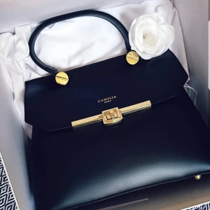  - Äkta läderväska från Camelia Roma Italia. Aldrig använd och ligger i orginalkartong. Fantastiskt fin väska av riktigt bra italiensk kvalité.  