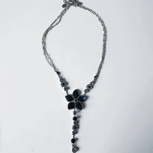  - Sött halsband perfekt till t.ex bal med en glasblomma.