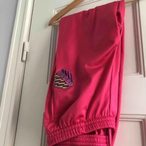  - Ett par mjukisbyxor från Adidas. Storlek medium/38, damstorlek. Skick: 7.5 av 10. Levereras nytvättade. Finnes på Södermalm, Stockholm. Kan postas men då står Du för frakten, (55kr). Mvh Marija & Nugget