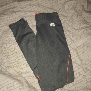  - Ett par träningstights nyskick! Storlek: 36/38 passar xs s Butikspris: 449 kr Formar kroppen super och ger bra andning till huden. 