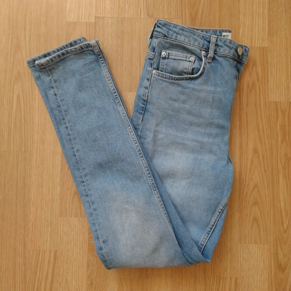 Jeans i momfit, använda 2 gånger så de är i fint skick. Betalas med swish (+frakt) . Jeans & Byxor.