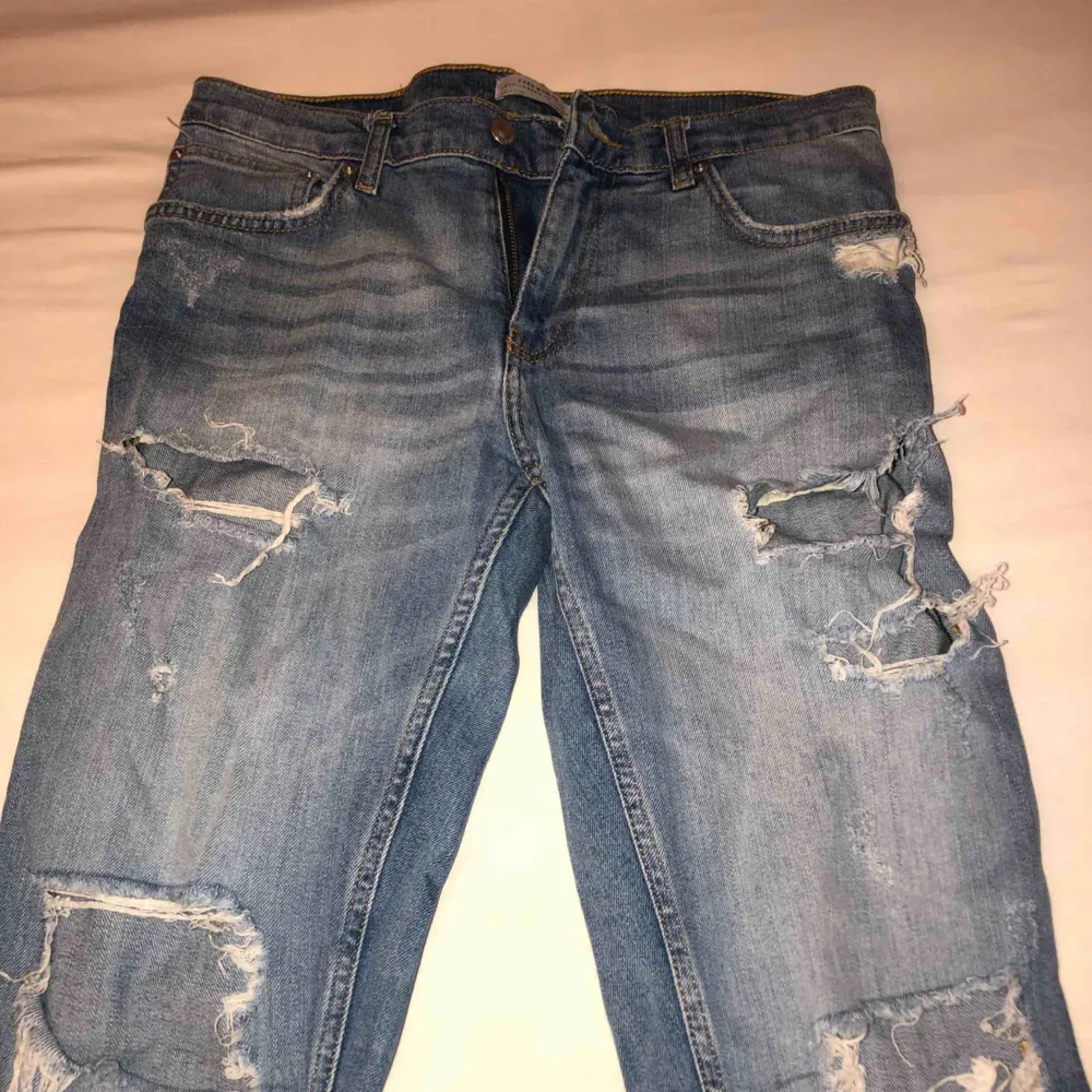 Jeans från zara i storlek S/36. Knappt använda så fint skick.. Jeans & Byxor.