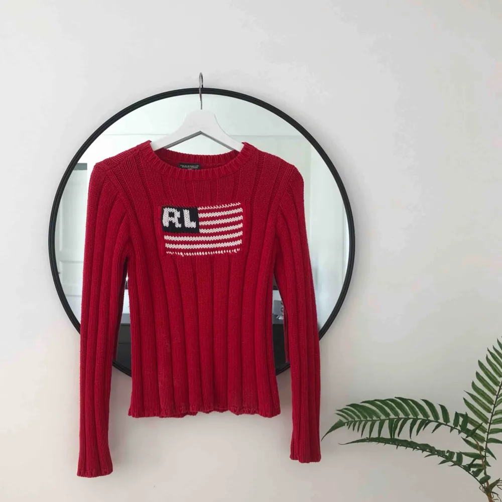 Äkta stickad Ralph Lauren tröja i rött med stor logga. Mycket bra skick och oerhört skön 🌿💜. Stickat.