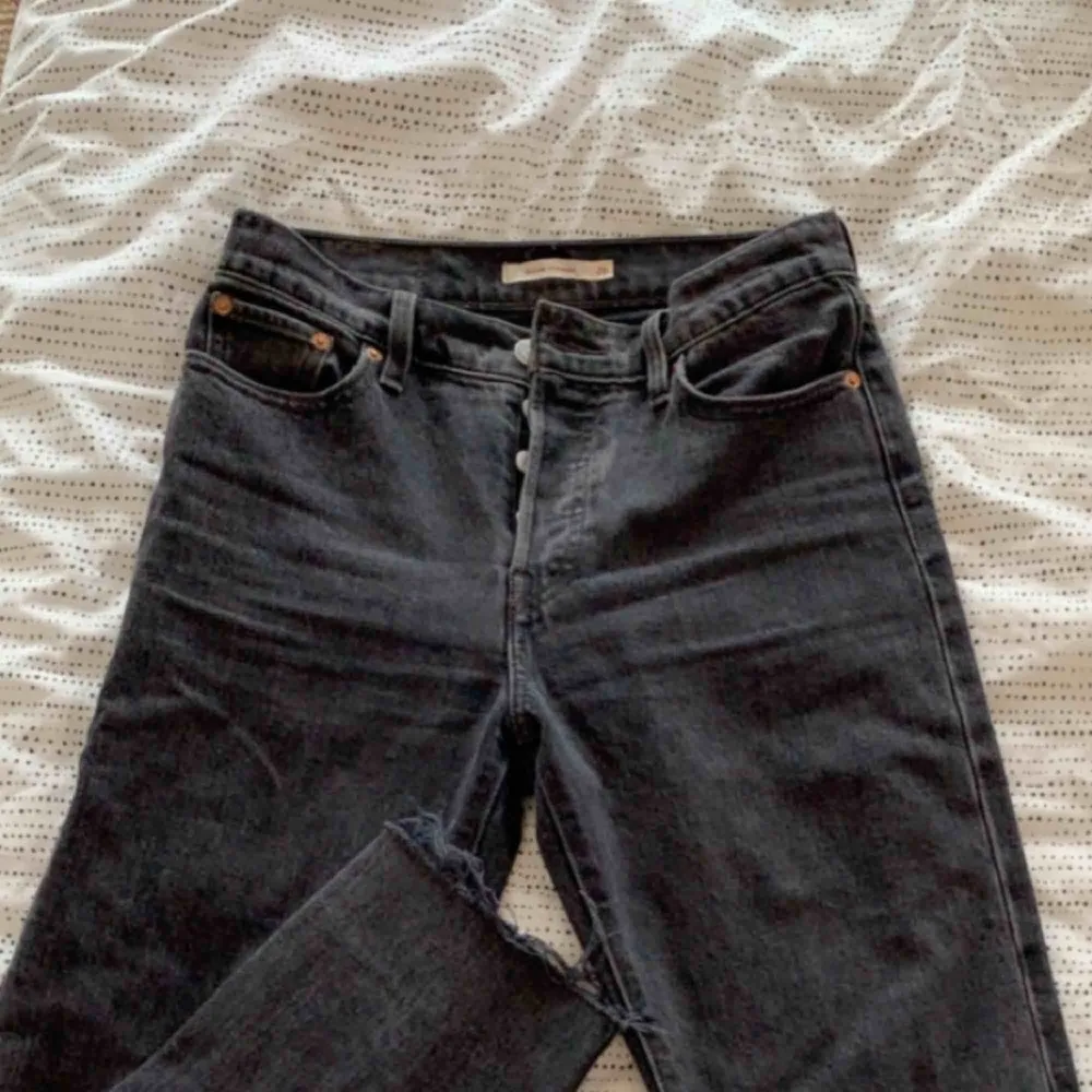 HÄMTAS TROLLHÄTTAN (fraktas ej) Jeans från Levis. Använda ett fåtal gånger, därav i mycket bra skick. Som nya. Passar en storlek XS eller S. Och liten M.. Jeans & Byxor.