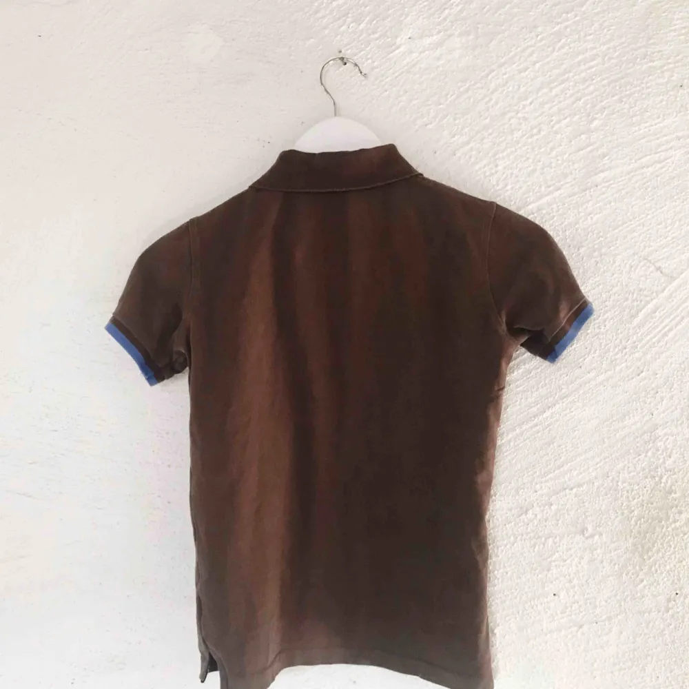 Fin tröja från Burberry. Det står ”XXL” som storlek men är pga att den är i kids size, så den sitter som en XS på mig. Kan skicka bilder med den på. Frakt tillkommer 🌹. T-shirts.