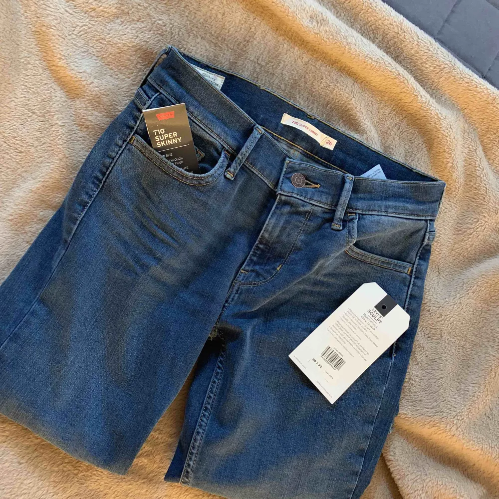 Oanvända Levi’s jeans i storlek W26 L30. Var för snabb med att dra av lapparna innan jag kände efter hur de verkligen satt. Endast testade. Nypris 1100kr. Köparen står för eventuell fraktkostnad. . Jeans & Byxor.