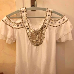  - Söt klänning i ok skick. Några pärlor sitter lite löst. 