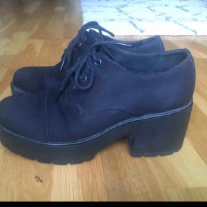  - Sköna platåskor ifrån Vagabond. Fint skick!  Finns att hämta i Hammarbyhöjden, Stockholm eller skickas mot betalning.