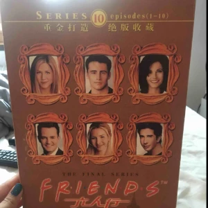  - En Friendssamling, inte på engelska. (Ni som vet språket får gärna skriva till mig.) Gissar på koreanska (?) Har inte provat skivorna då jag inte har en dvd-spelare, men dom är inte repiga. Rolig att ha även om man inte ska se dom :) ALLA TIO SÄSONGER!!