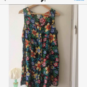  - Snygg somrig och bekväm byxdress/ jumpsuit med knyt i ryggen. På mig som är en 38 sitter den inte så tight utan lite lagom loose vilket är skönt i värmen.  Frakt på 40kr tillkommer. 