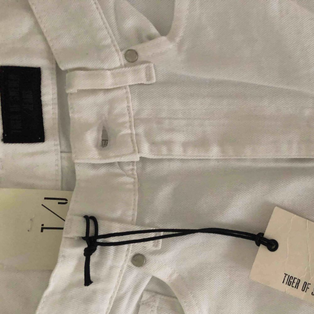 Nya vita utsvängda jeans från Tiger of Sweden. Aldrig använda pga felköp av storlek. 28/34 (alltså ca S/M i midjan) och passar därför utmärkt för långa, 175-180 cm. ORDPRIS 999kr, säljer för 400 + frakt 60kr (eller mötas upp i Uppsala) 💫💫. Jeans & Byxor.