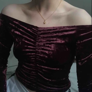  - fin lila velvet tröja, frakt 39 kr!