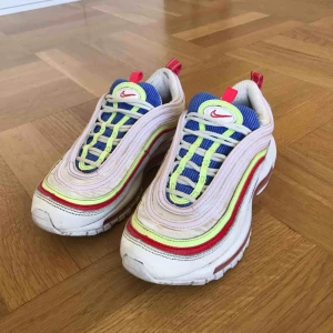  - Wmns Nike Air Max 97 SE ”Corduroy” i size us 6 eller eur 36.5. Sparsamt använda och nytvättade, condition 7/10. Älskar färgkombon och det neongula reflekterar ljus! 🌞