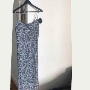  - Ljuvlig sommarklänning ! 💙 Helt nyköpt från Primark i London, jag köpte utan att prova och den var tyvärr lite stor på mig (skulle säga att den är storlek 40) men i övrigt är den ljuvlig. Knälång och vacker och mörkblå med vita blommor. 🐚🐚🐚