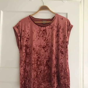  - Jätte fin sammets blus i bra skick. Säljs då den aldrig används. Kontakta för mer information.