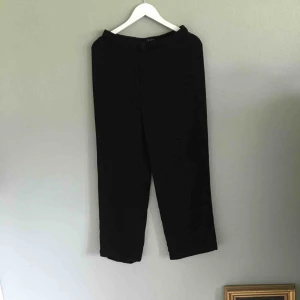  - Vida långbyxor med högmidja och snyggt fall. 