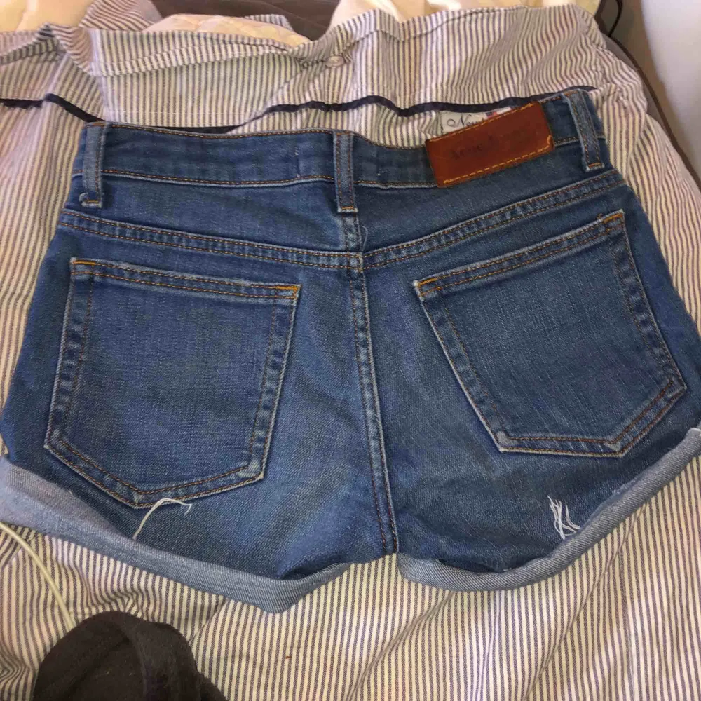 Super snygga jeans shorts från acne jeans. Priset kan diskuteras vid snabb affär. Säljer på grund av att dom aldrig kommer till användning. . Shorts.