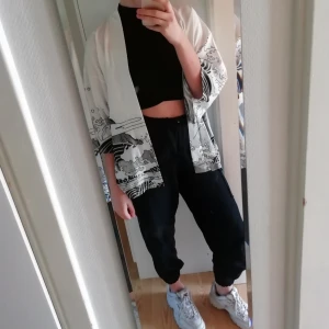  - Aldrig använd. Passar bra på mig son är storlek M, men den passar nog bra på mindre eller större storlekar också. Ganska blus liknande material, men lite tjockare. Köparen betalar frakt! <3