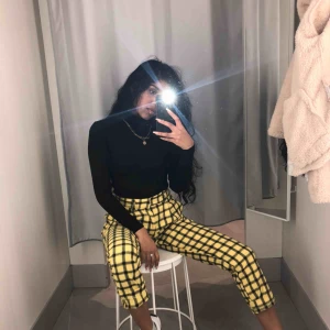  - Rutiga peg-byxor i gul/svart | nya endast provade |  storlek: XS 💛