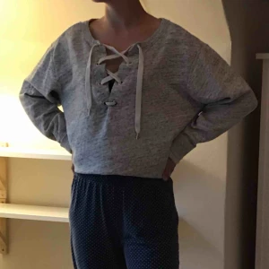  - Super gullig grå sweatshirt från hm tror jag köparen står för frakten🥰