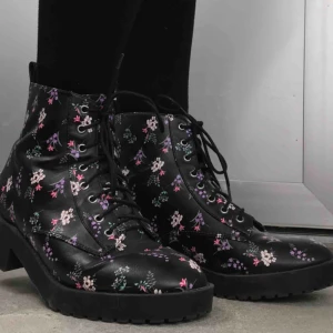  - Blommiga kängor i toppskick Köparen står för frakt, kan annars mötas upp i Stockholmsområdet