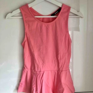  - Rosa peplum topp utan armar.  40 kr + frakt. 🌸 Tvättas & stryks innan försäljning.
